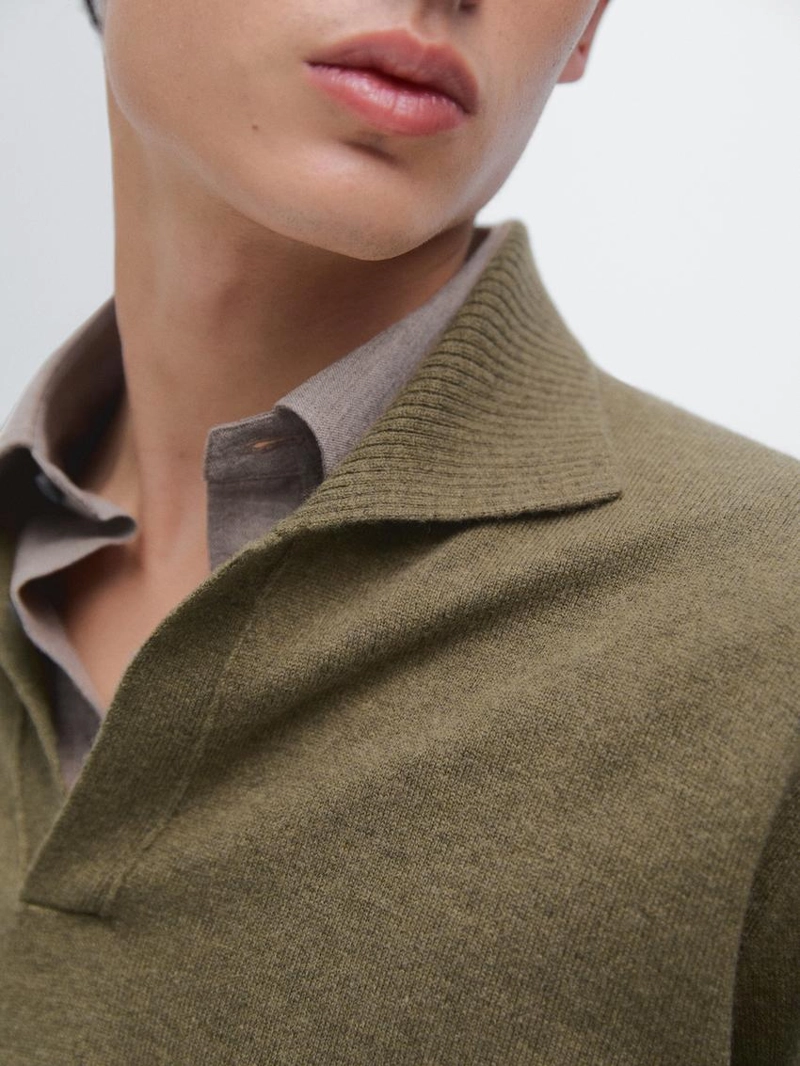 Водолазка-поло из 100% шерсти с v-образным вырезом