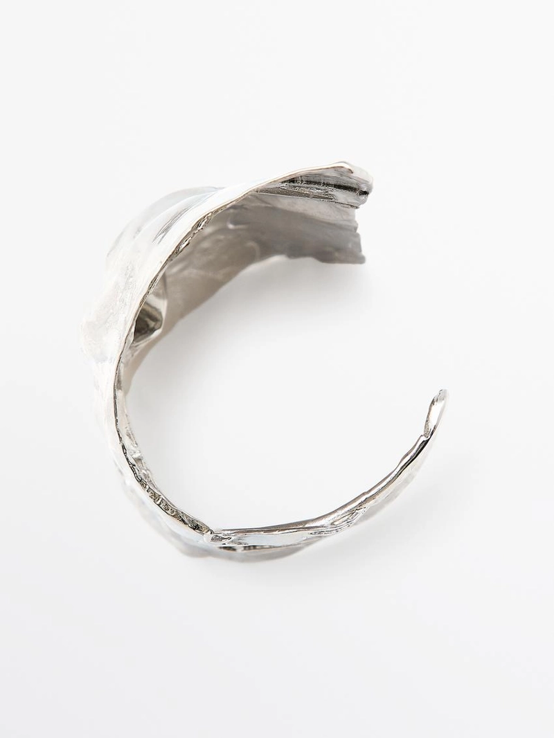 Нестандартное кольцо на запястье