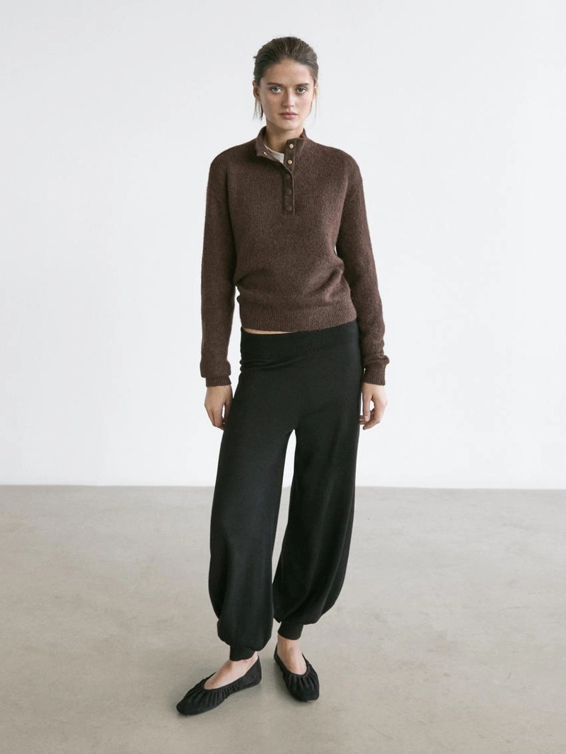 Свитер с высоким воротником из вязаного полотна на кнопках