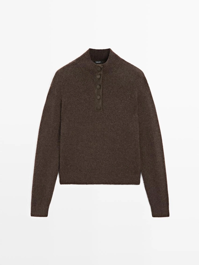 Свитер с высоким воротником из вязаного полотна на кнопках