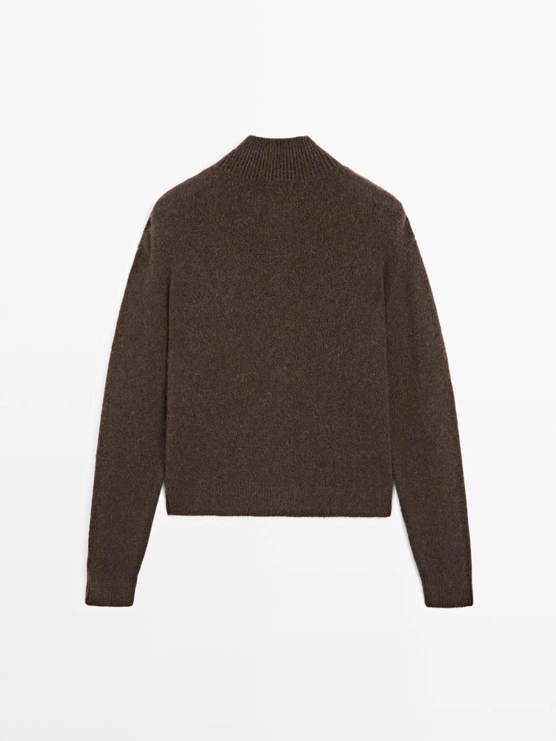 Свитер с высоким воротником из вязаного полотна на кнопках