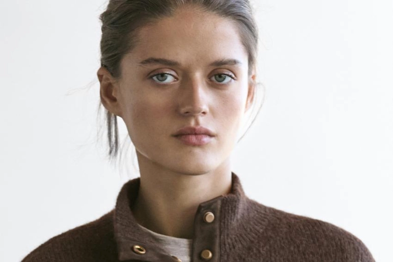 Свитер с высоким воротником из вязаного полотна на кнопках