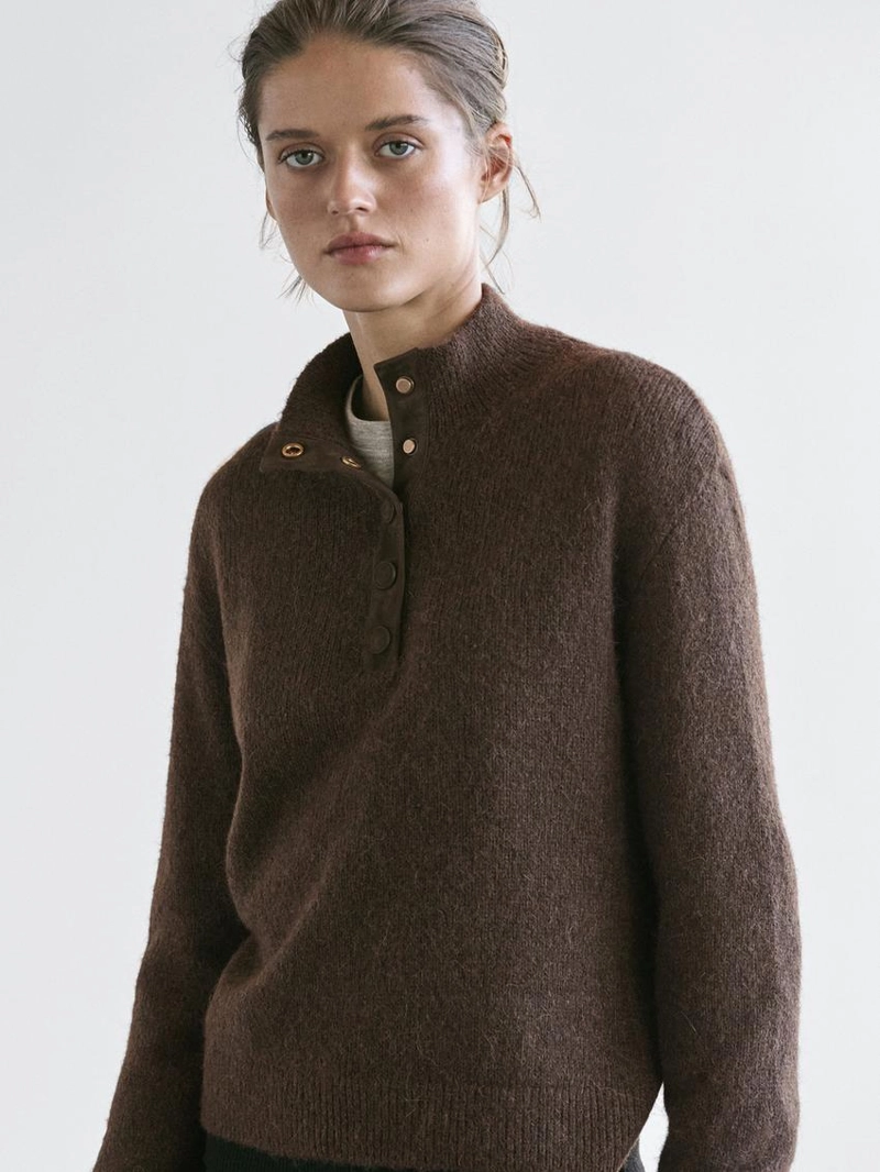 Свитер с высоким воротником из вязаного полотна на кнопках