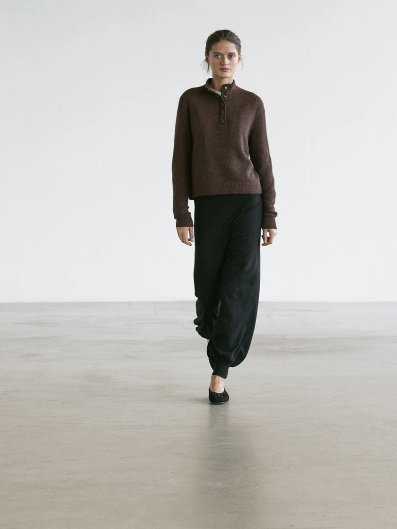 Свитер с высоким воротником из вязаного полотна на кнопках