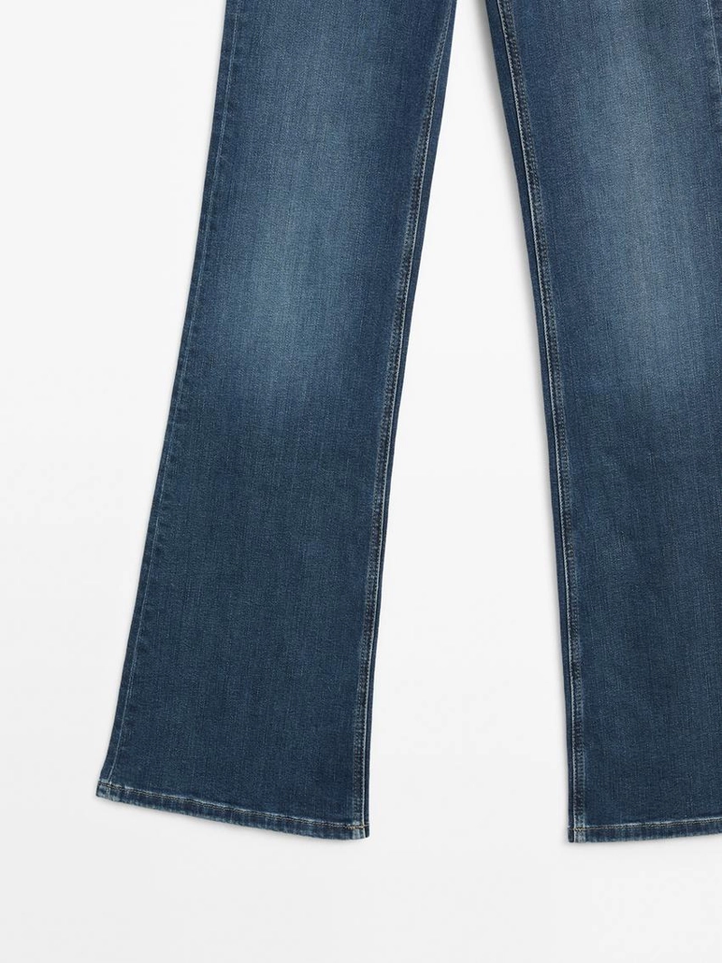 Джинсы с высокой талией и расклешенными штанинами