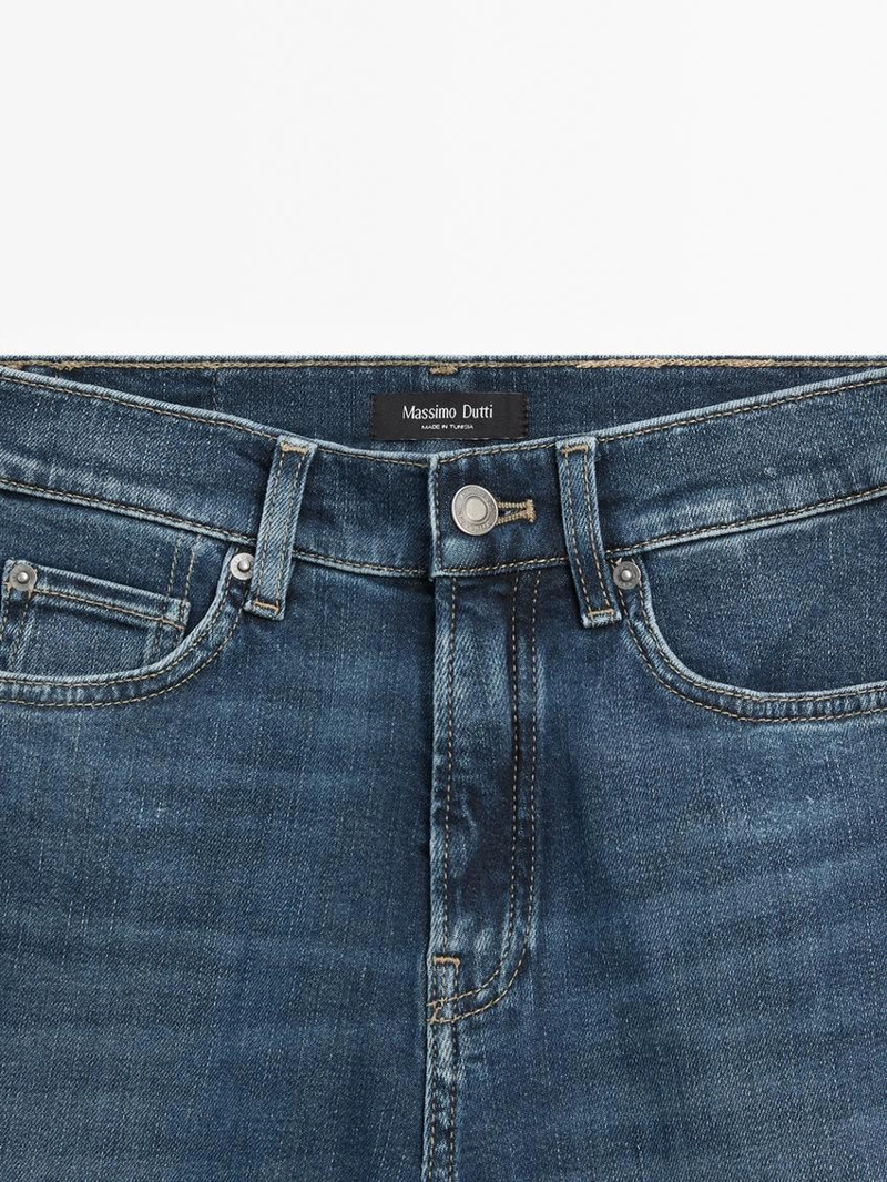 Джинсы с высокой талией и расклешенными штанинами