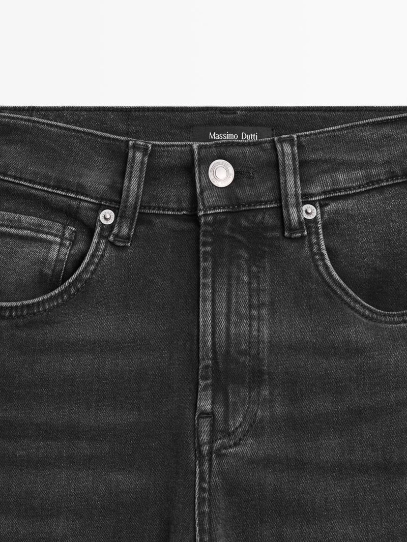 Джинсы с высокой талией и расклешенными штанинами