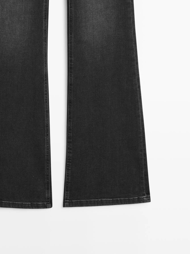 Джинсы с высокой талией и расклешенными штанинами