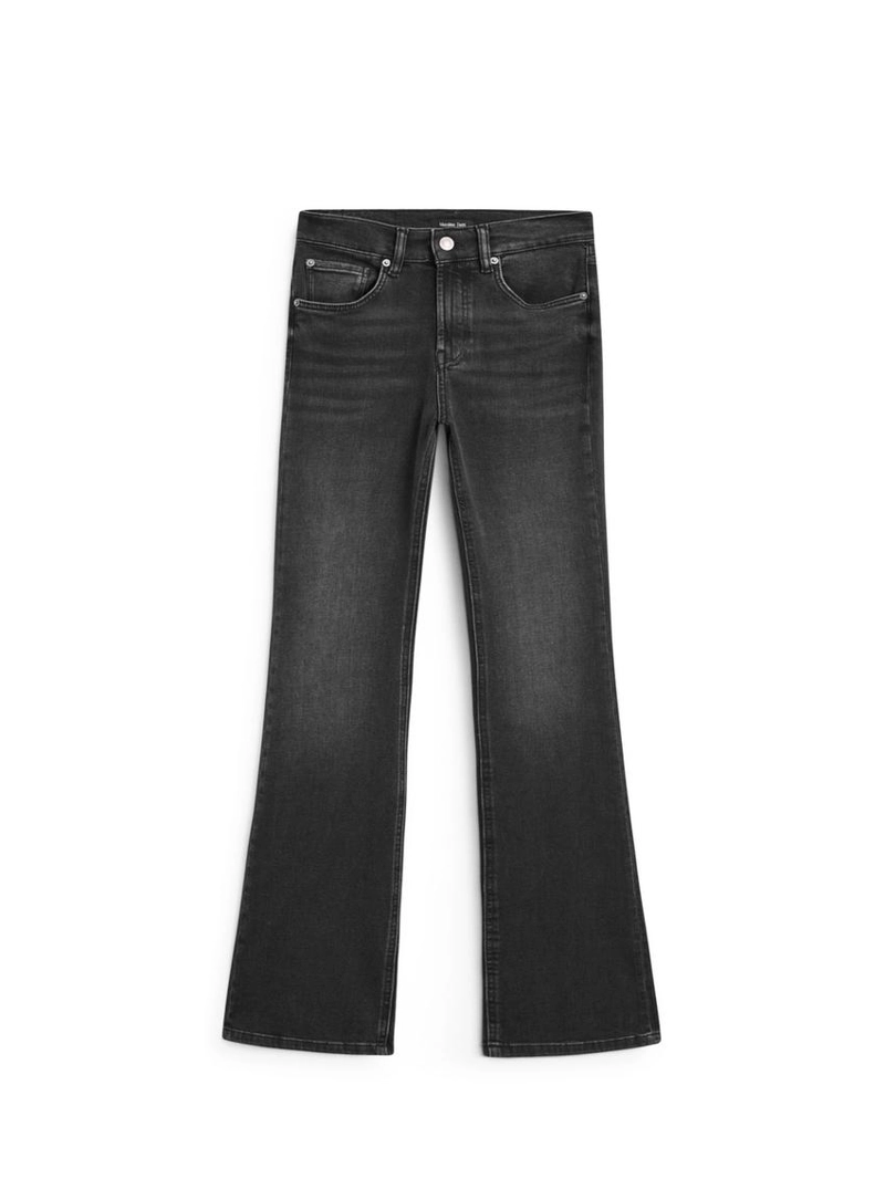 Джинсы с высокой талией и расклешенными штанинами