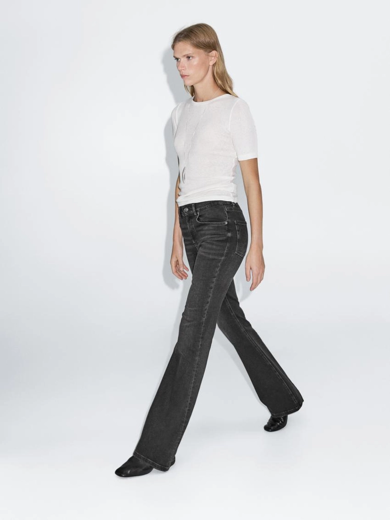 Джинсы с высокой талией и расклешенными штанинами