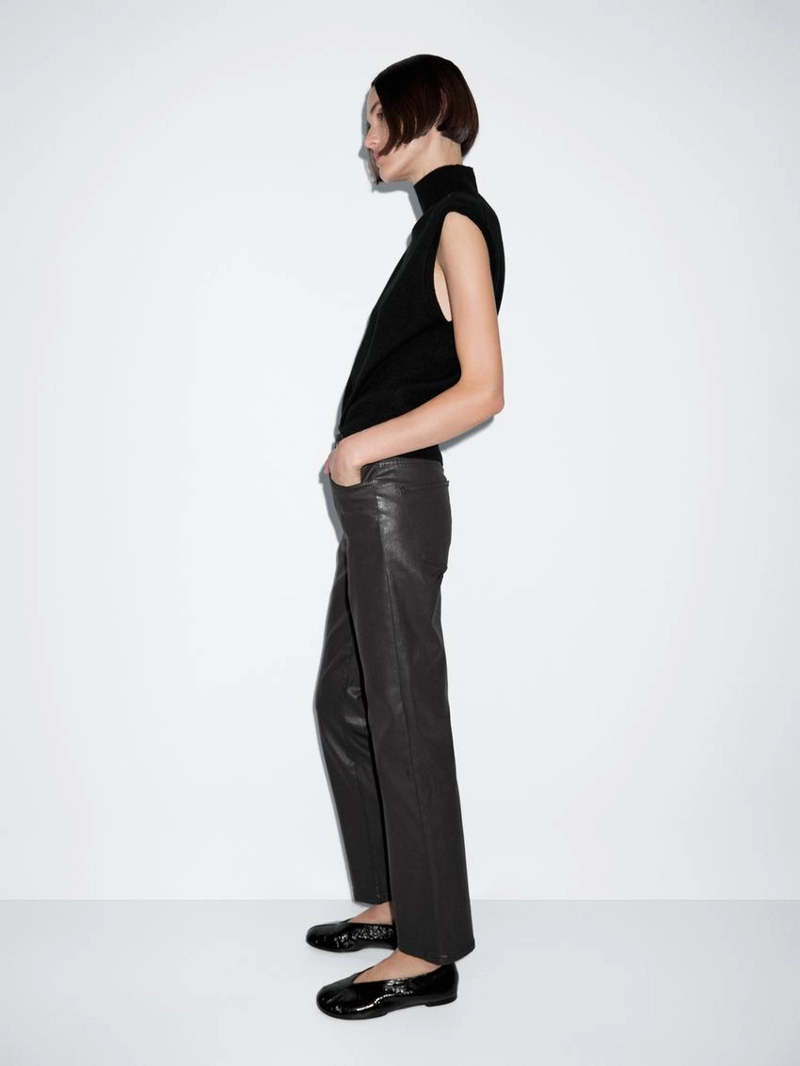 Брюки прямого кроя с высокой посадкой и восковым покрытием