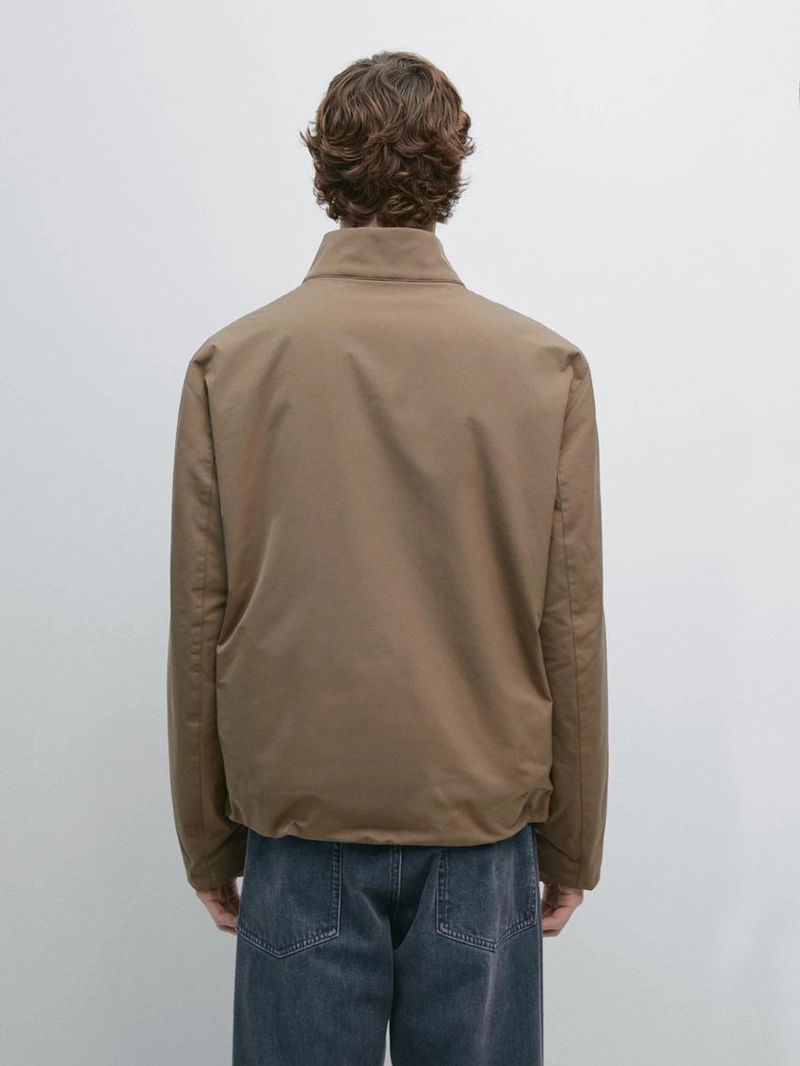 Пуховик с высоким воротником и водоотталкивающей отделкой