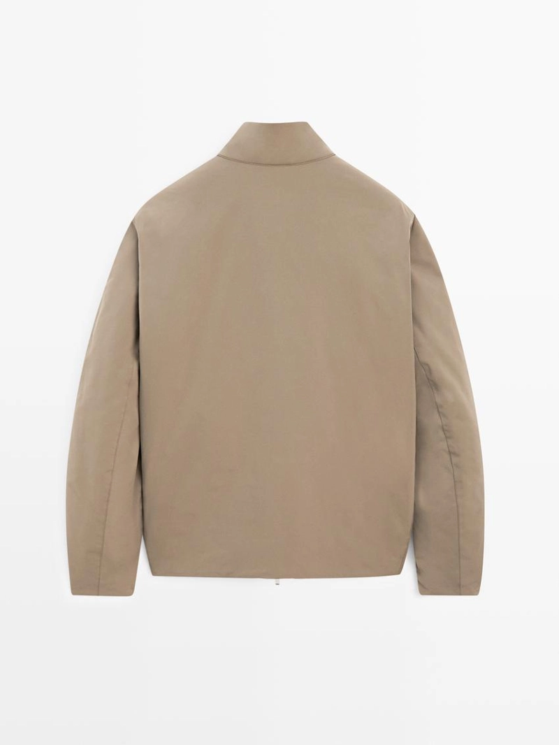 Пуховик с высоким воротником и водоотталкивающей отделкой