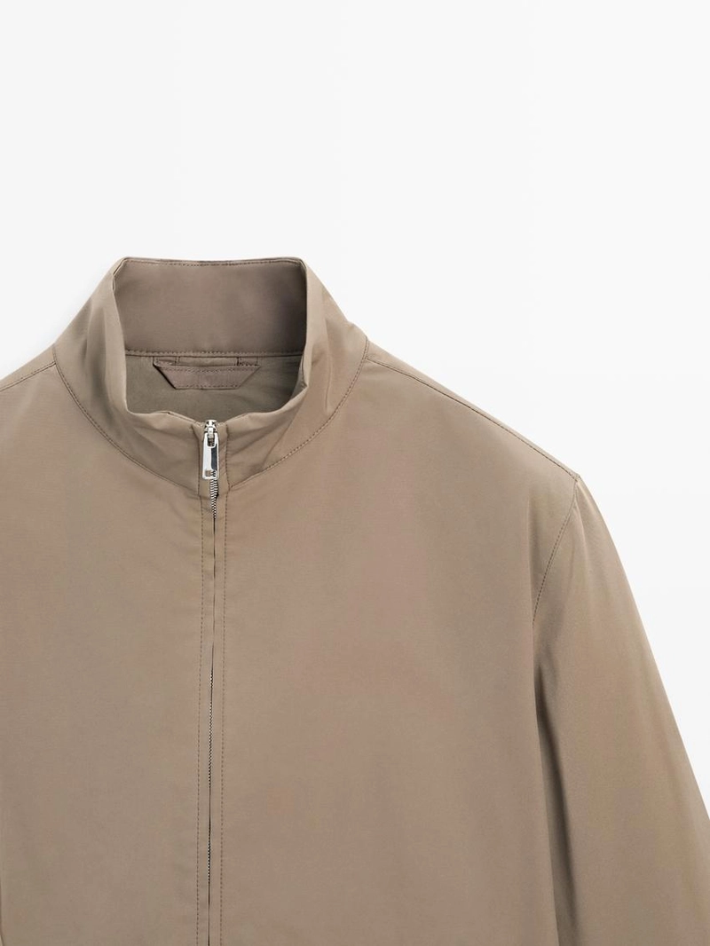 Пуховик с высоким воротником и водоотталкивающей отделкой