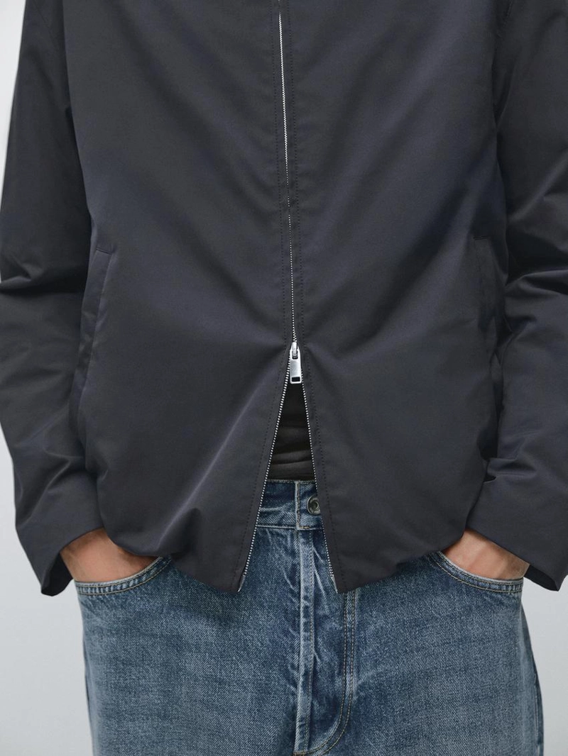 Пуховик с высоким воротником и водоотталкивающей отделкой