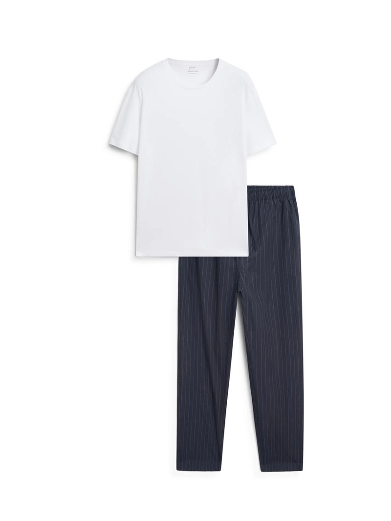 Пижама с коротким рукавом и полосатые брюки