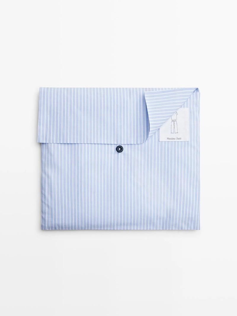 Пижама с коротким рукавом и полосатые брюки