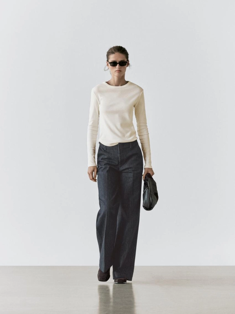 Джинсы с широкими штанинами и средней посадкой