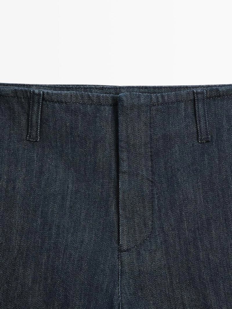 Джинсы с широкими штанинами и средней посадкой