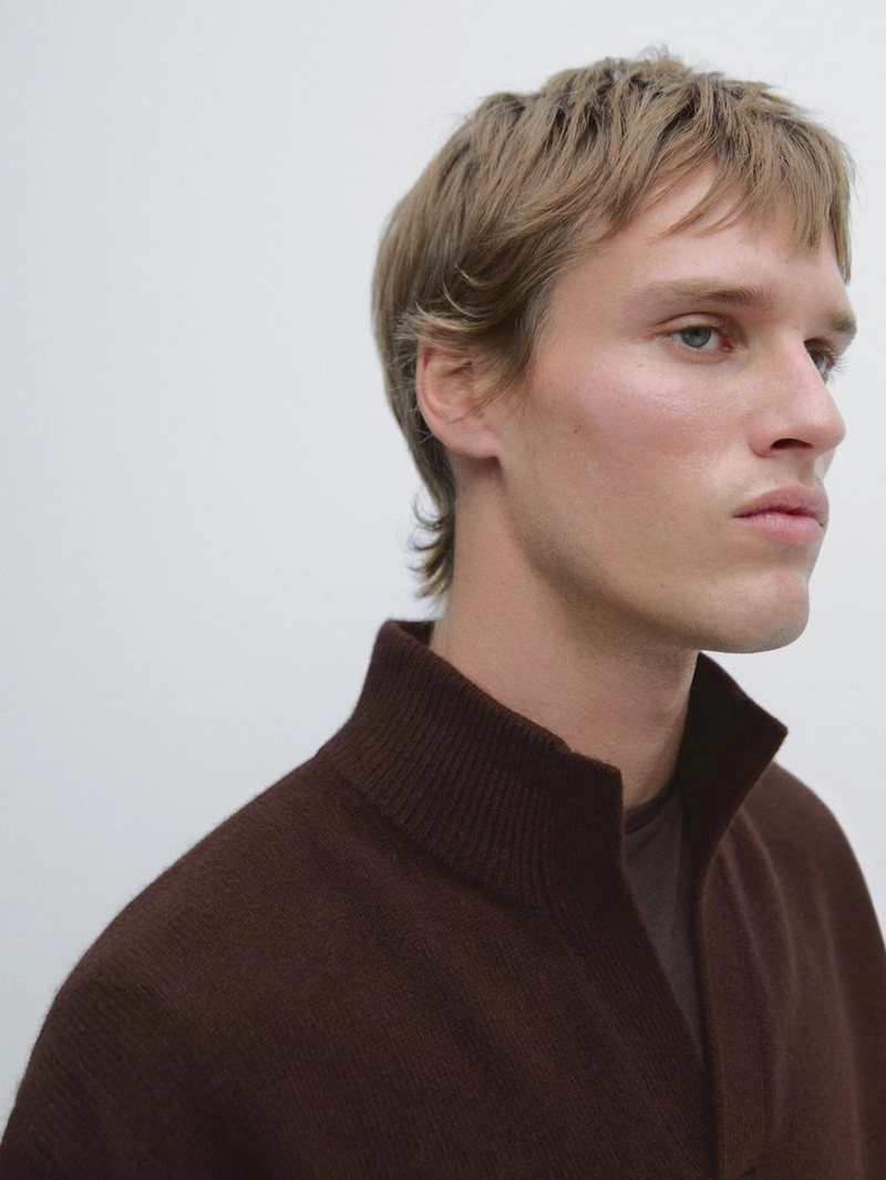 Свитер с высоким воротником и v-образным вырезом