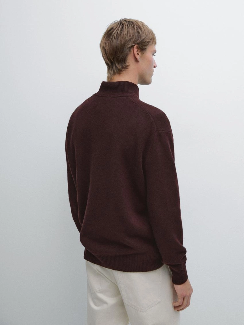 Свитер с высоким воротником и v-образным вырезом