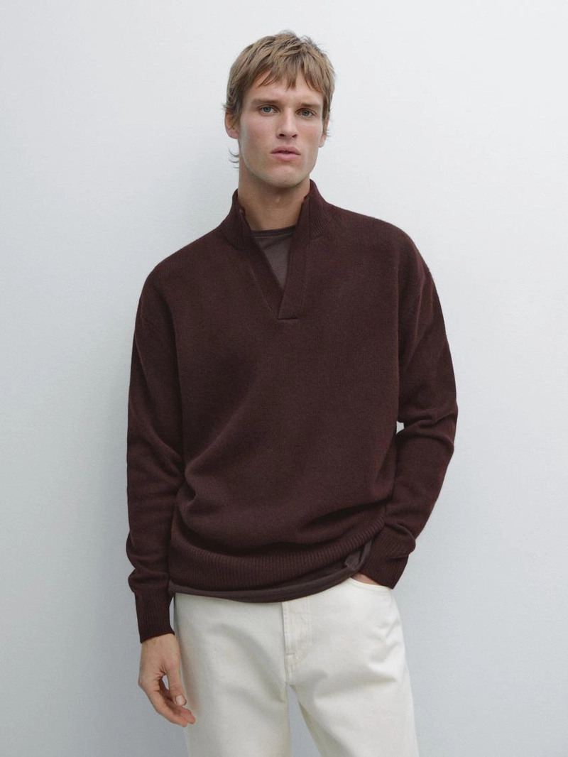 Свитер с высоким воротником и v-образным вырезом