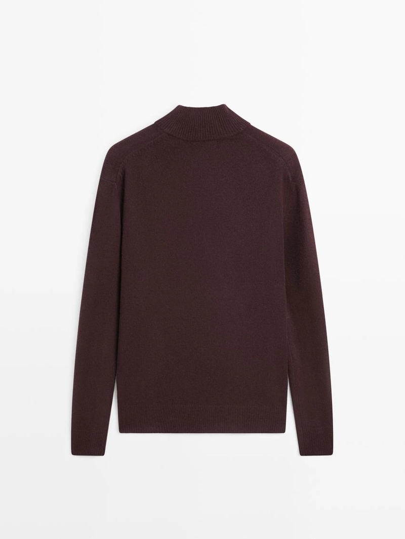 Свитер с высоким воротником и v-образным вырезом