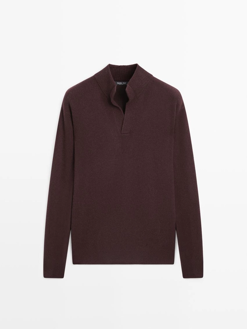 Свитер с высоким воротником и v-образным вырезом