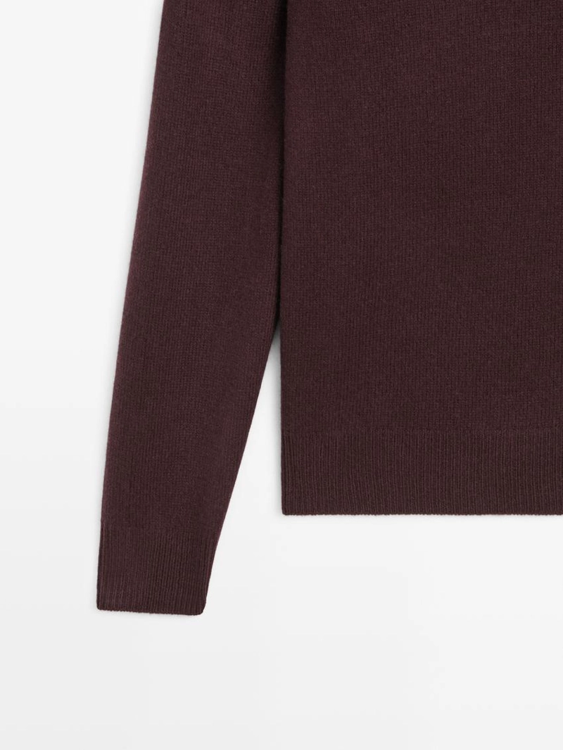 Свитер с высоким воротником и v-образным вырезом