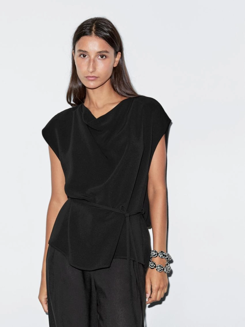 Топ из креповой ткани с драпировкой на горловине