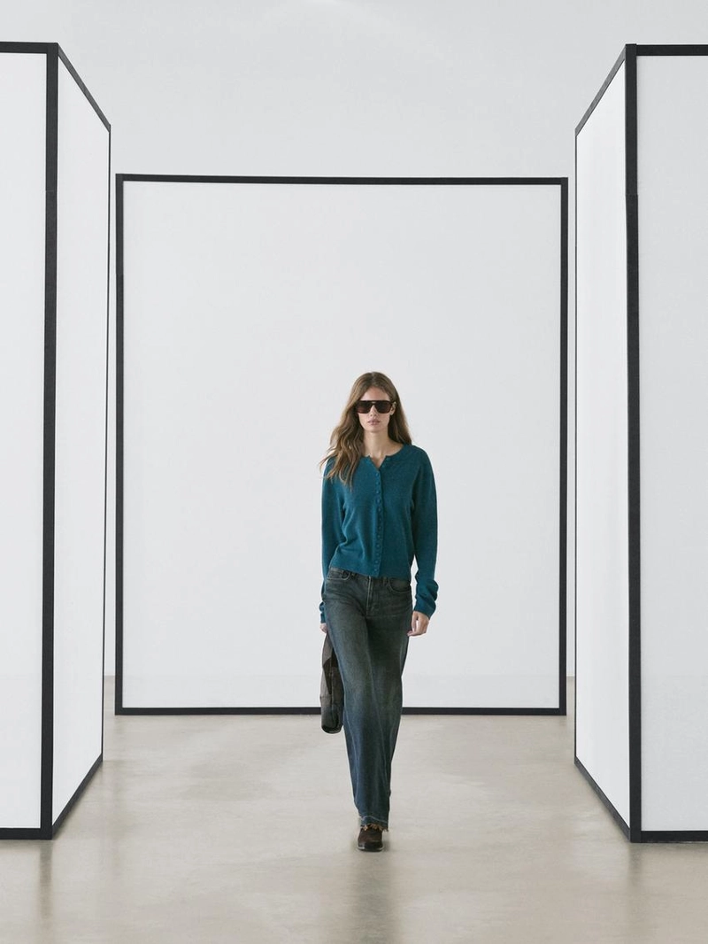 Кардиган из 100% шерсти с пуговицами в тон