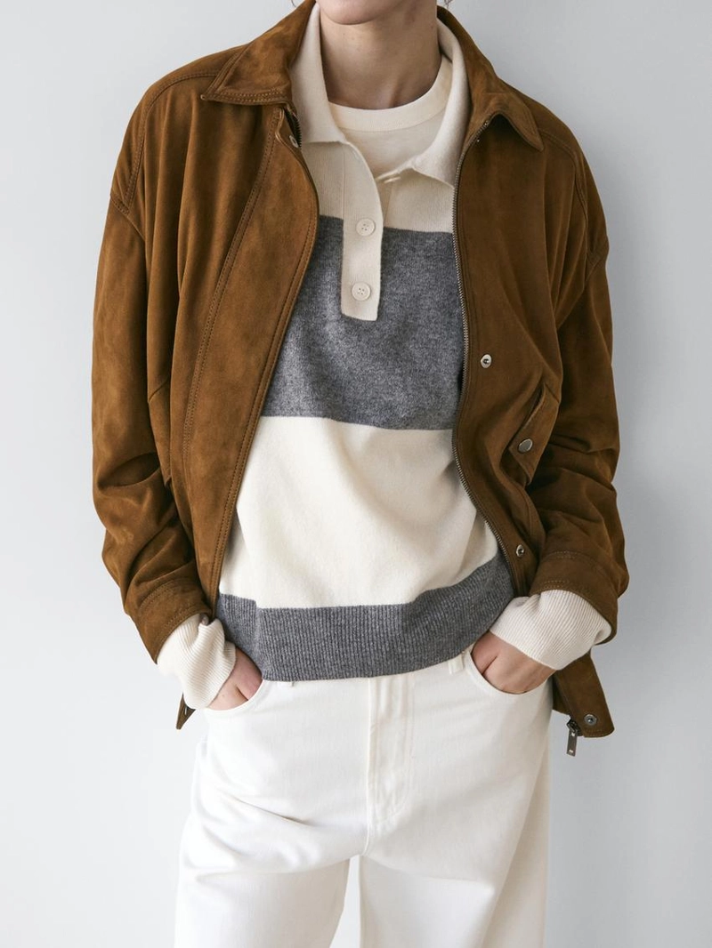 Полосатый вязаный свитер с воротником-поло