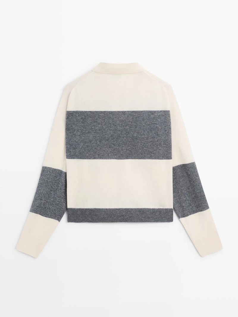 Полосатый вязаный свитер с воротником-поло