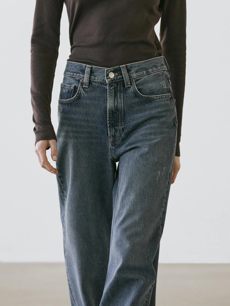 Джинсы с высокой посадкой и широкими штанинами