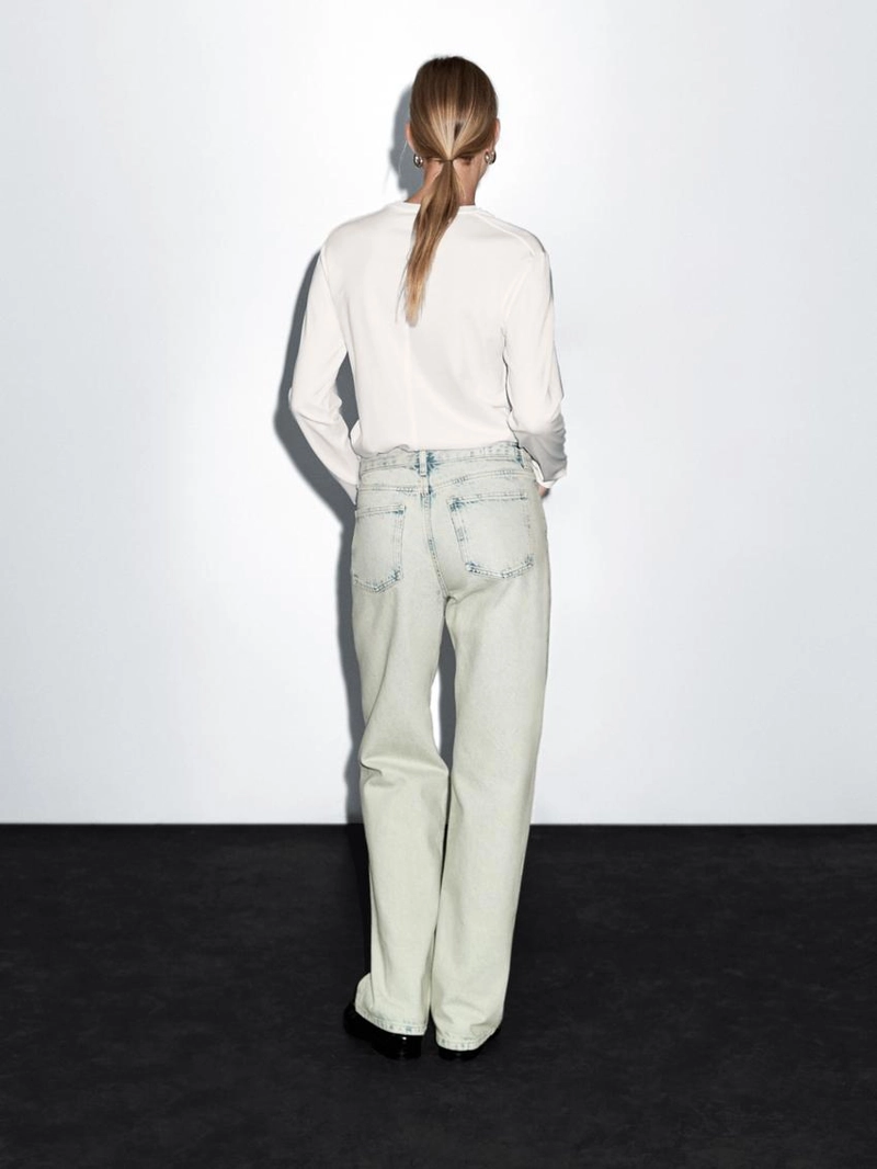 Джинсы с широкими штанинами и средней посадкой