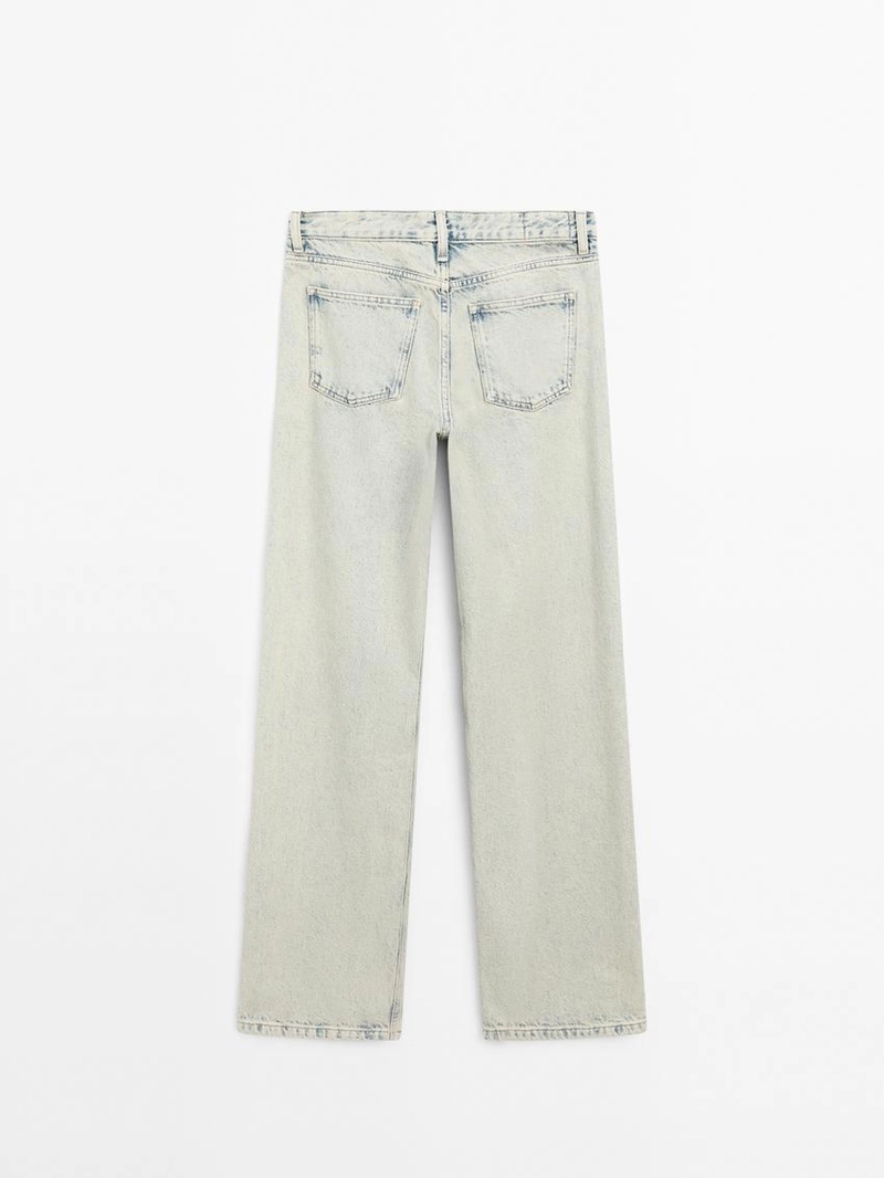 Джинсы с широкими штанинами и средней посадкой