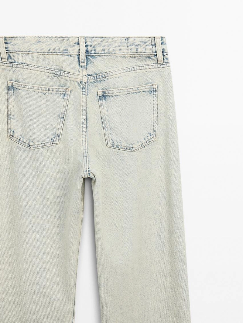 Джинсы с широкими штанинами и средней посадкой