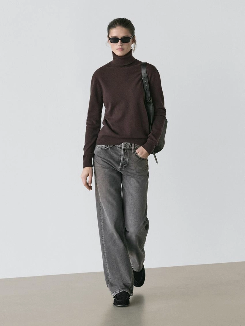 Джинсы с широкими штанинами и средней посадкой