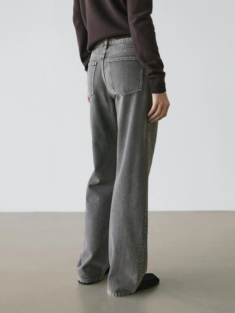 Джинсы с широкими штанинами и средней посадкой