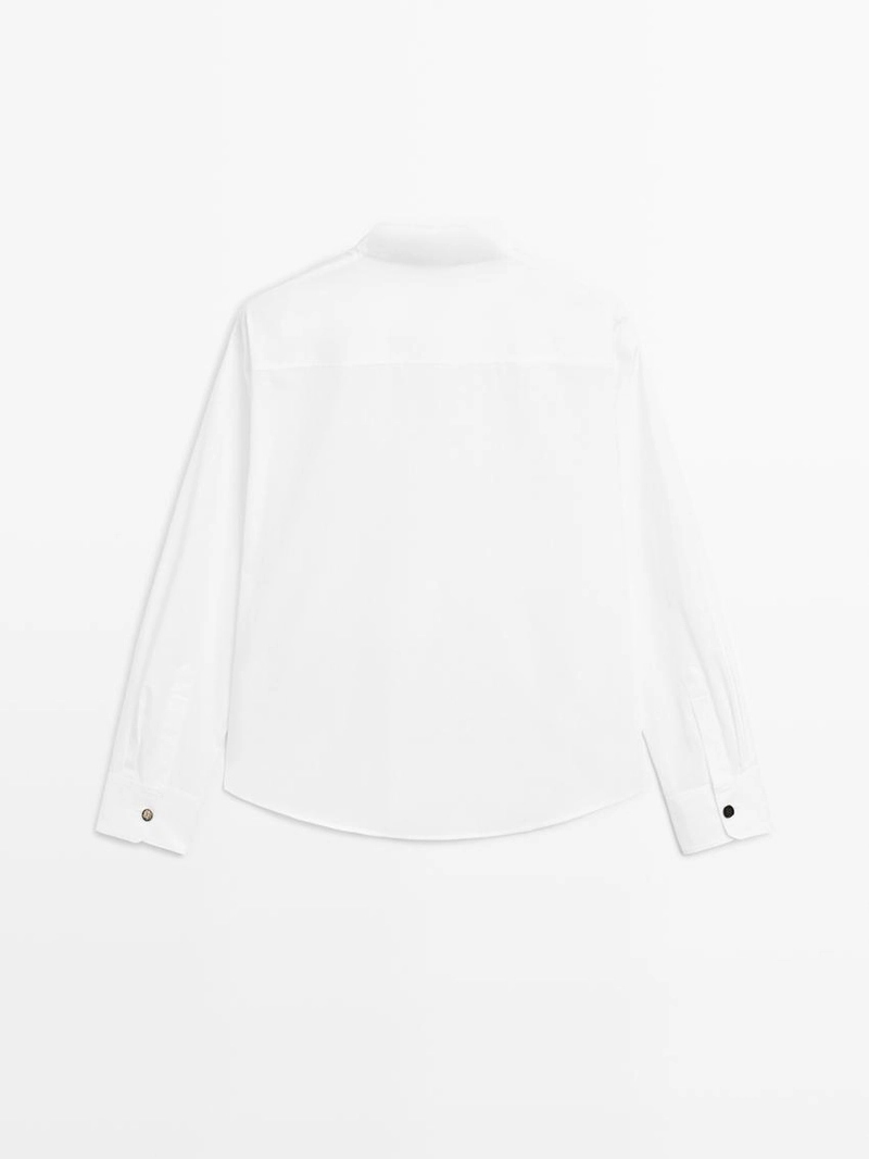 Рубашка с отложным воротником и золотыми пуговицами