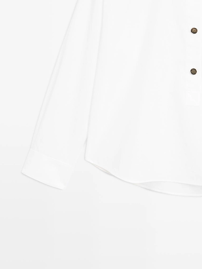 Рубашка с отложным воротником и золотыми пуговицами