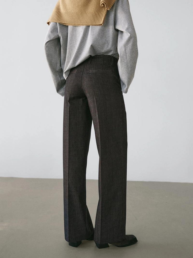 Джинсы со средней посадкой и широкими штанинами