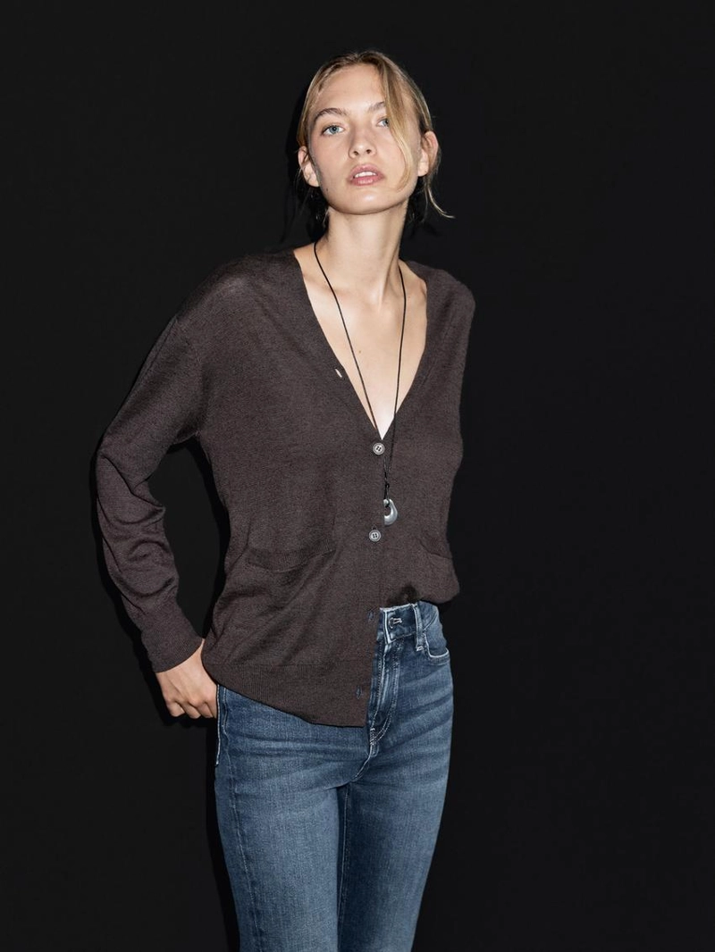 Джинсы с узкими брючинами и разрезом от massimo dutti