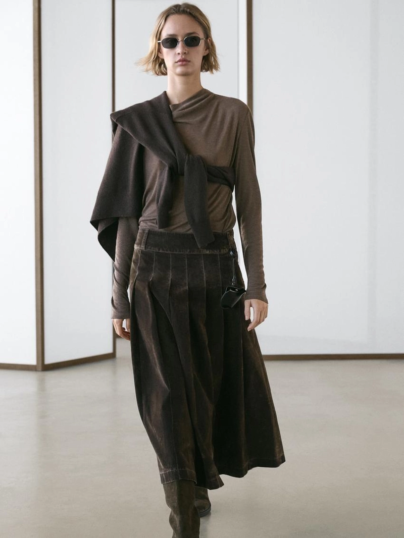 Джинсовая миди-юбка с коробочными складками