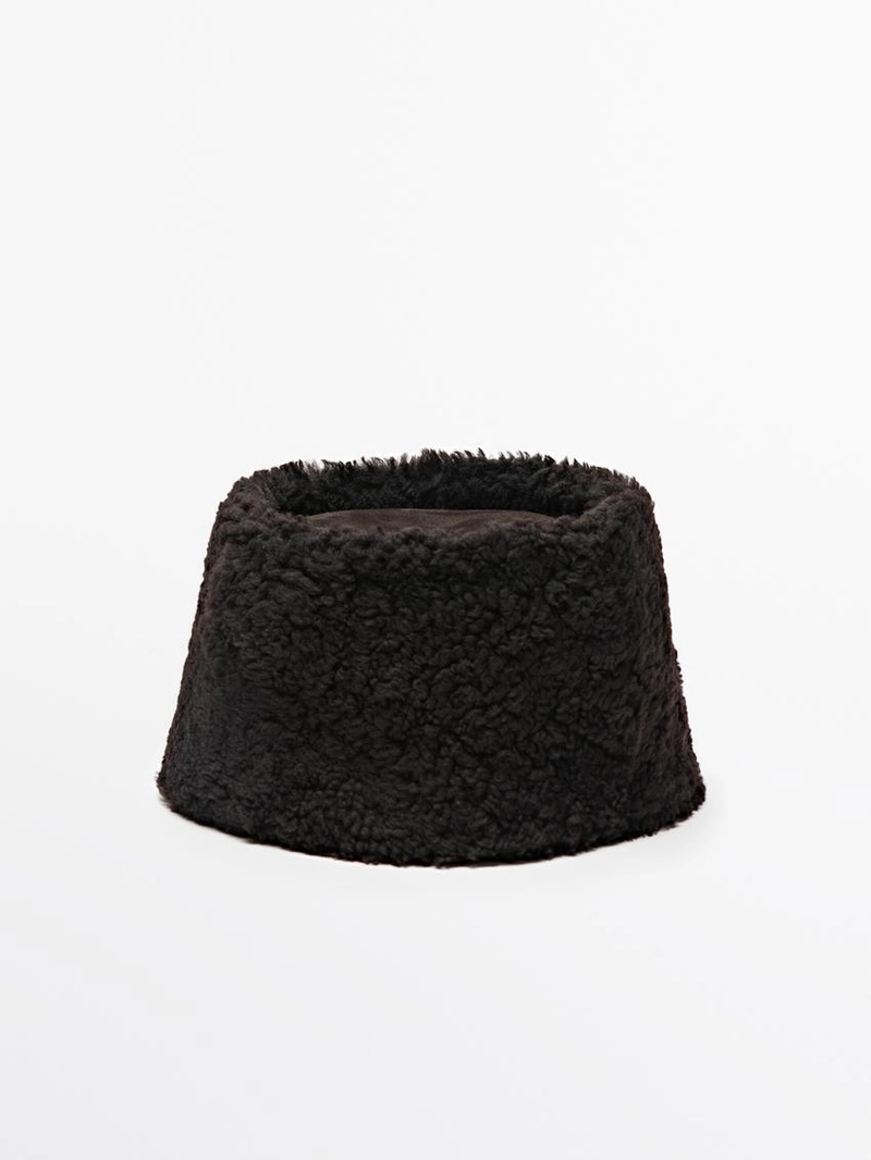 Кожаная шапка с отворотом