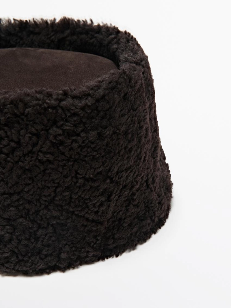 Кожаная шапка с отворотом