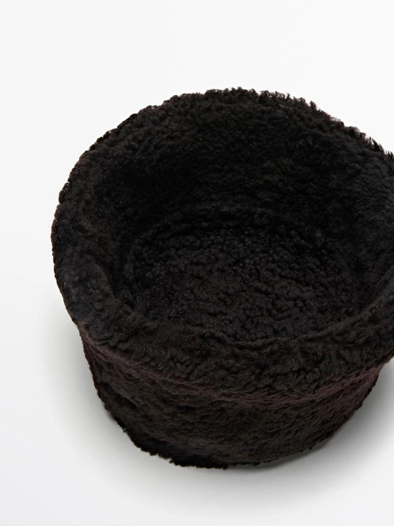 Кожаная шапка с отворотом