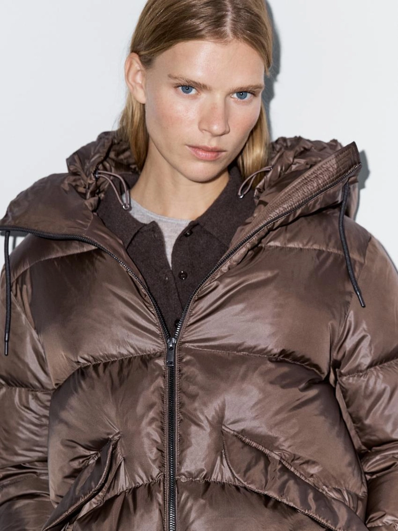 Глянцевая пуховик с водоотталкивающей отделкой 80% пуха - 20% перьев