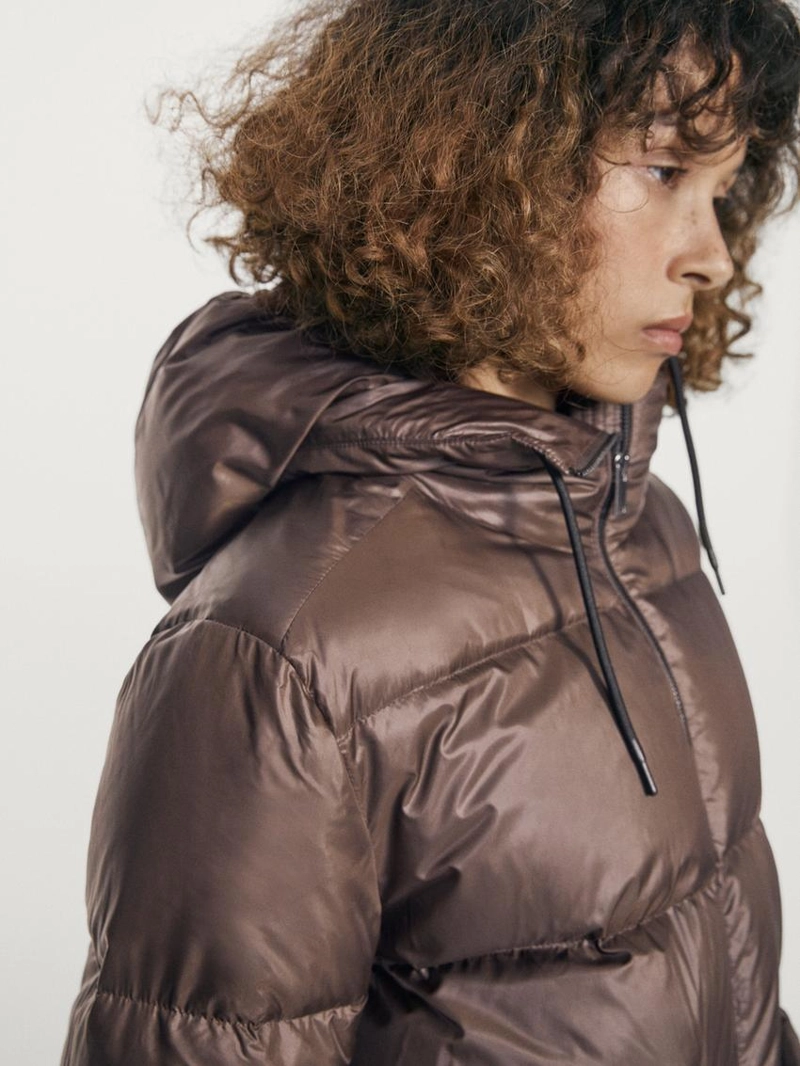 Глянцевая пуховик с водоотталкивающей отделкой 80% пуха - 20% перьев