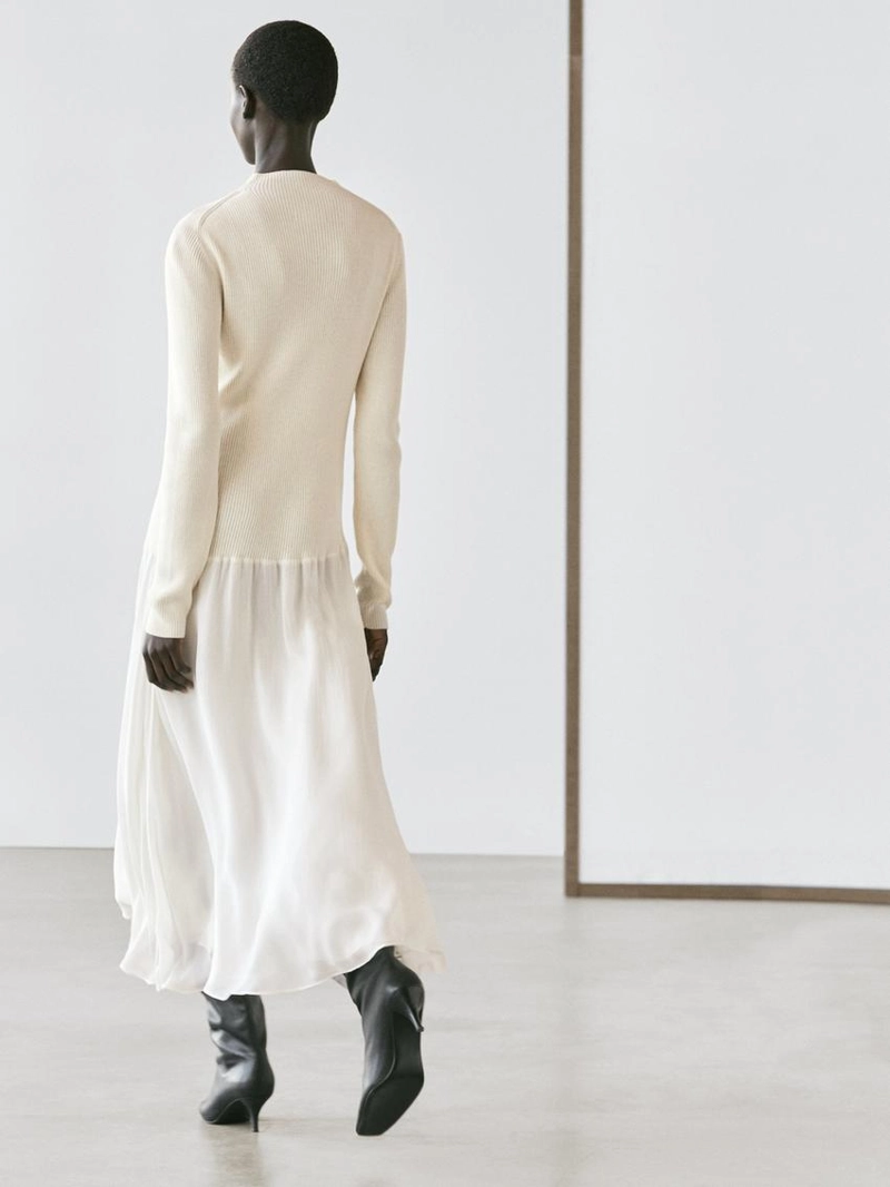 Вязаное платье с декоративными деталями